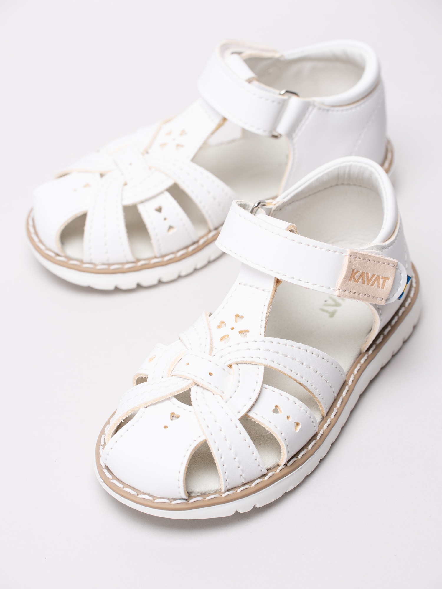 44191024 Kavat Blomviken XC 4091391-988 vita sandalskor med perforerade hjärtan-6