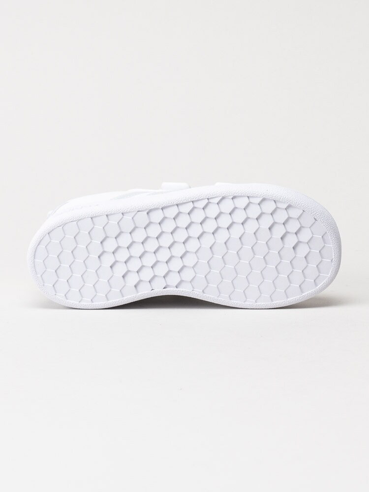 Adidas - Grand Court I - Vita sneakers med skimrande stripes
