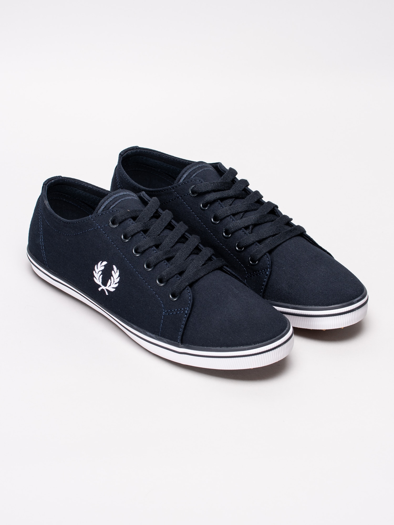 55191003 Fred Perry Kingston Twill B6259U-311 mörkblå tygskor med vit logga-3