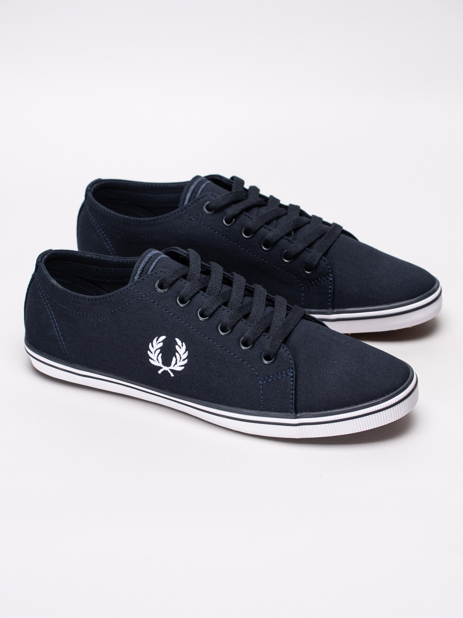 55191003 Fred Perry Kingston Twill B6259U-311 mörkblå tygskor med vit logga-6