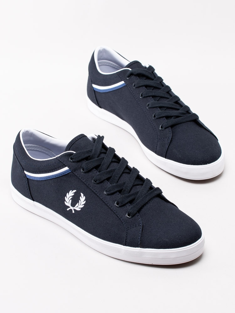 55201004 Fred Perry Baseline Canvas B8223-100 Mörkblå sneakers i canvas-6