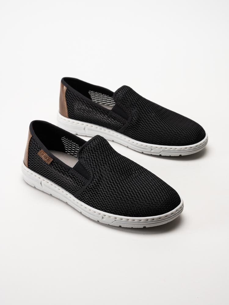 Rieker - Svarta slip on tygskor