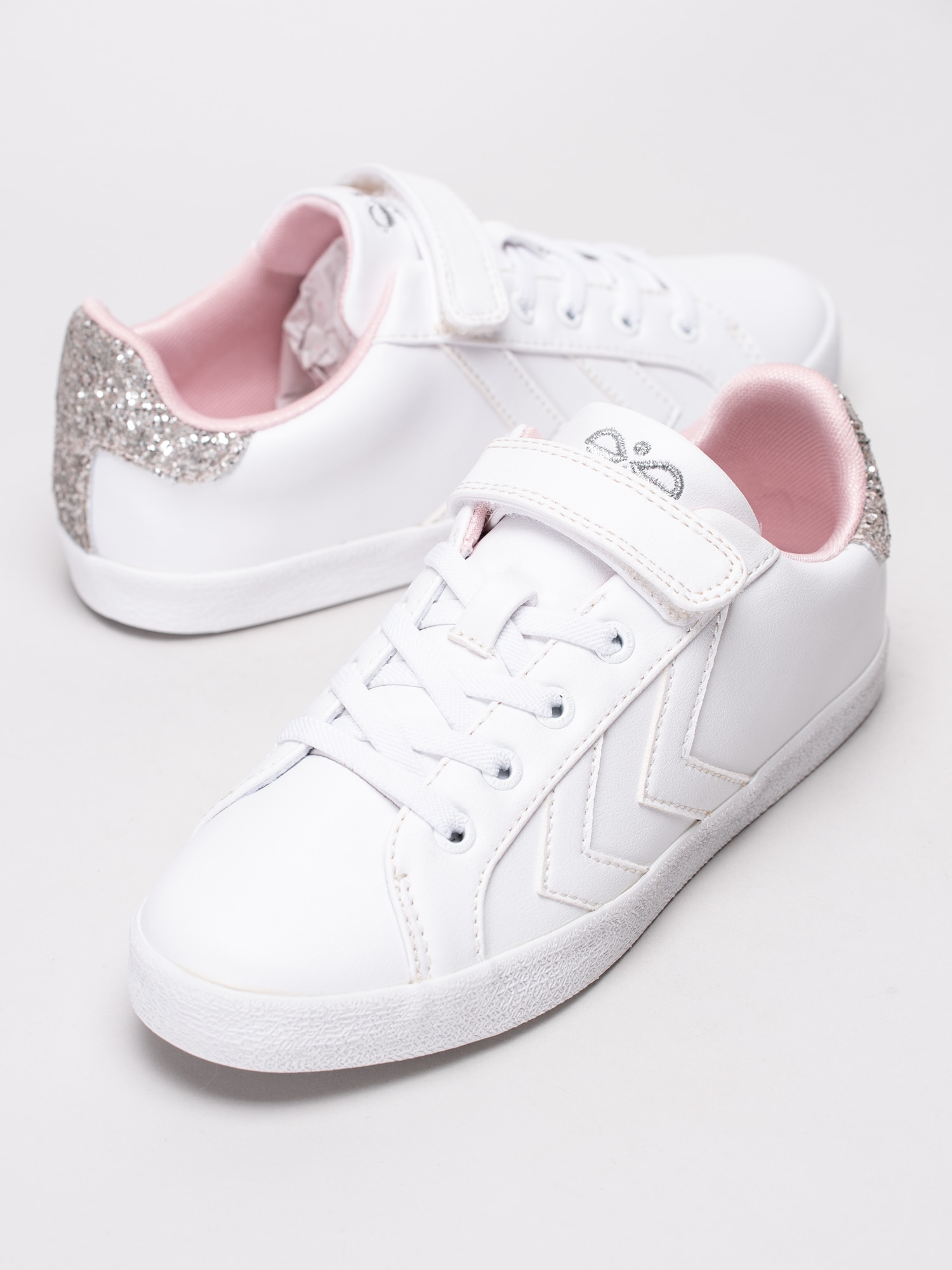 56191057 Hummel Deuce Court Princess Jr 203-322-9001 vita sneakers med glittrigt bakparti-7