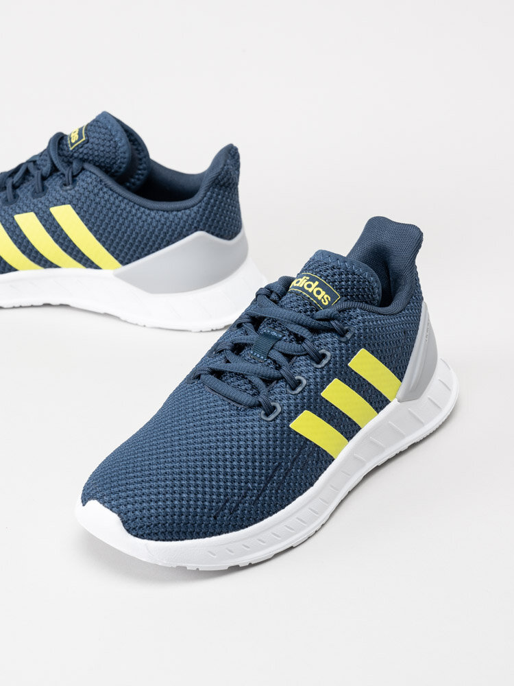 Adidas - Questar Flow Nxt K - Blå sportskor med gröna stripes