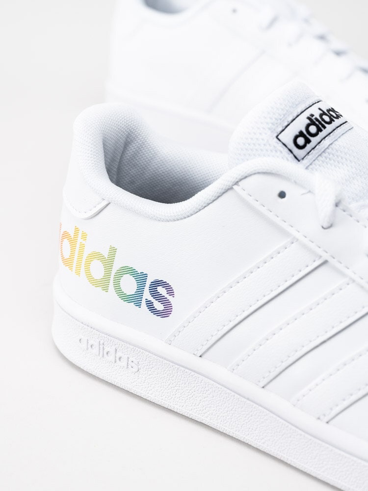 Adidas - Grand Court K - Vita sneakers med multifärgad logga