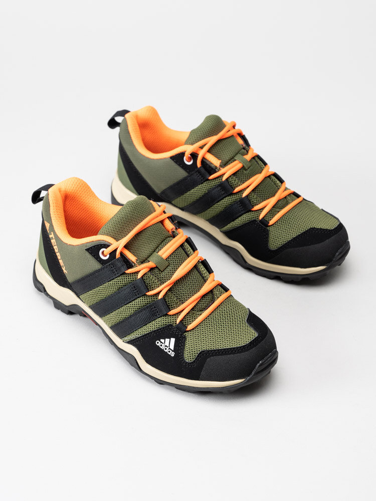 Adidas - Terrex AX2R K - Gröna grova sneakers med orange detaljer