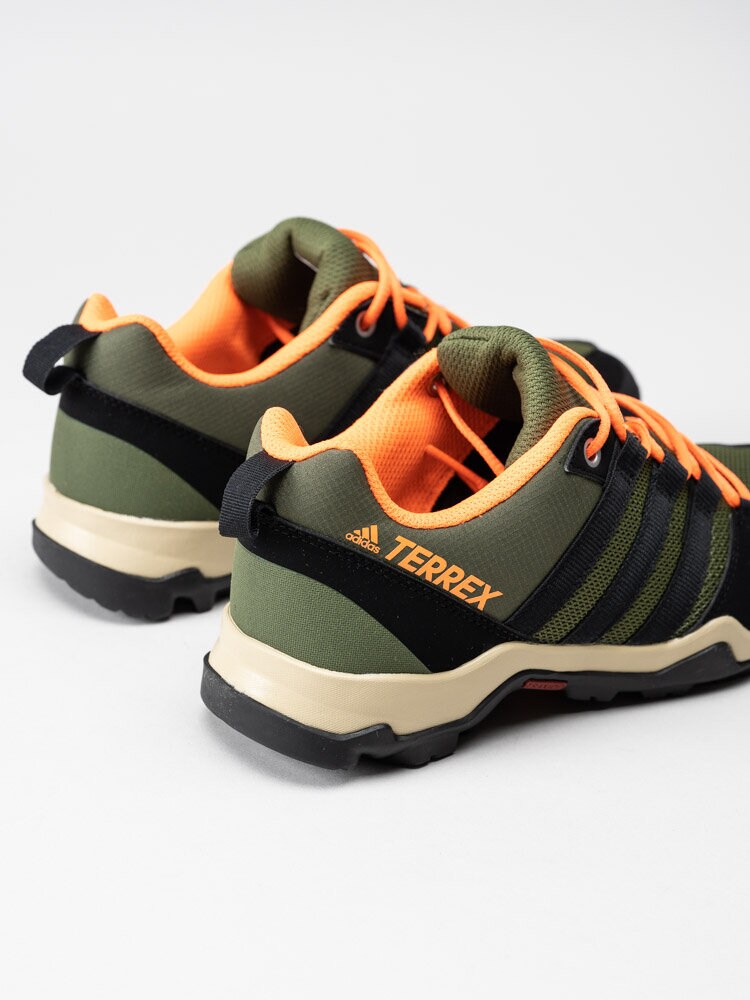 Adidas - Terrex AX2R K - Gröna grova sneakers med orange detaljer