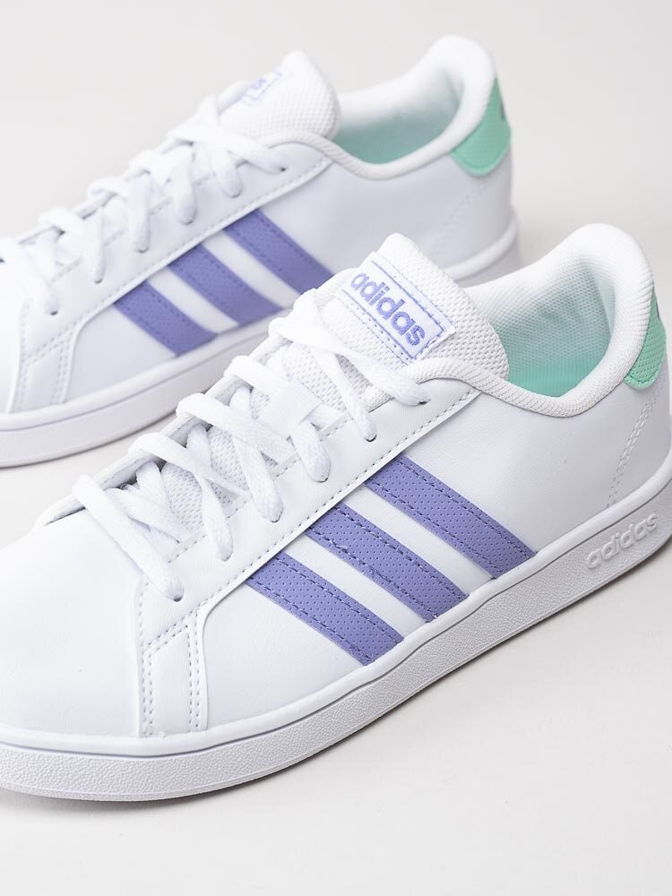 Adidas - Grand Court K - Vita sneakers med lila stripes