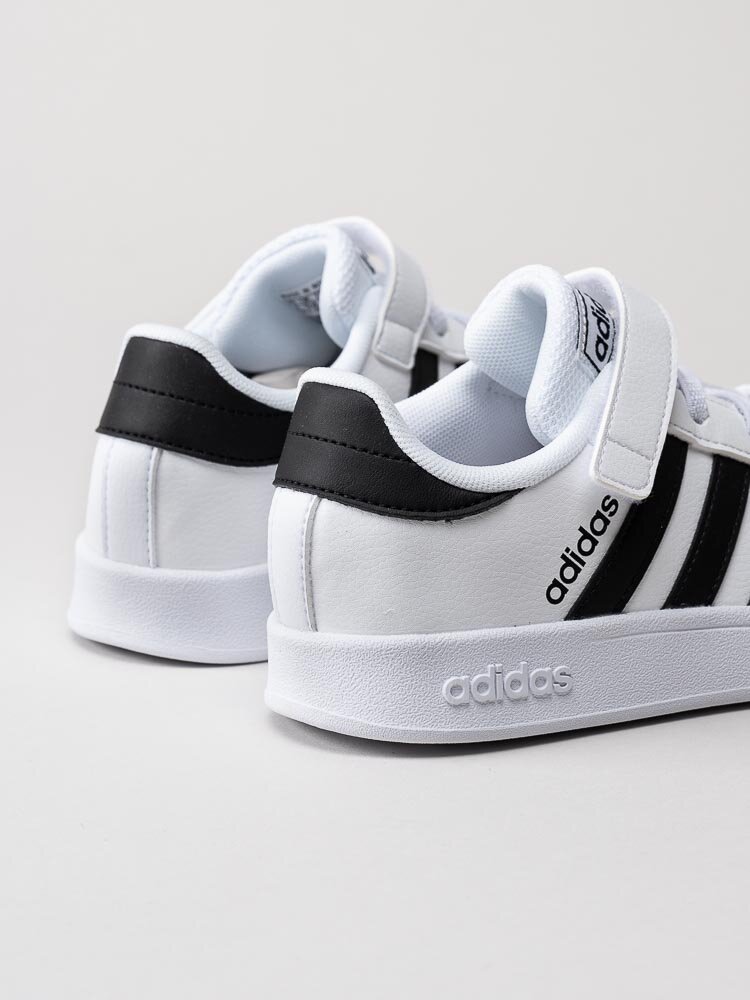 Adidas - Breaknet C - Vita sneakers i med svarta stripes