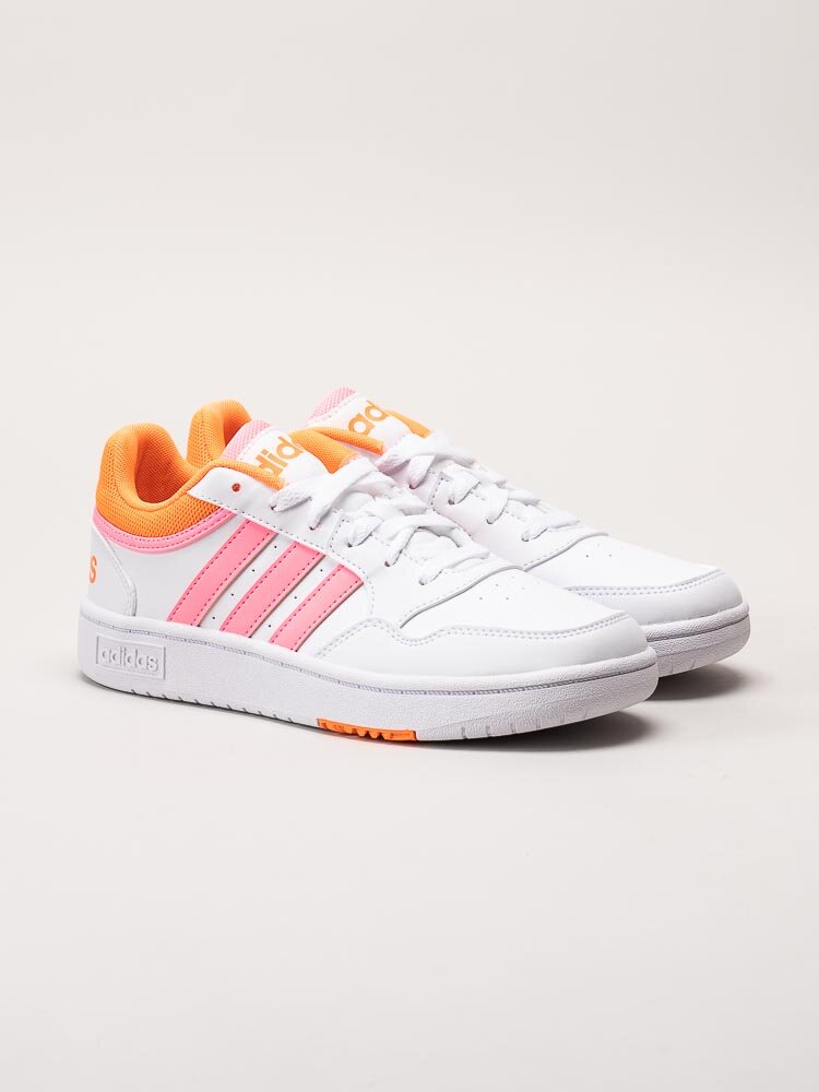 Adidas - Hoops 3.0 K - Vita sneakers med neonrosa stripes