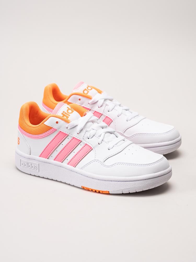 Adidas - Hoops 3.0 K - Vita sneakers med neonrosa stripes