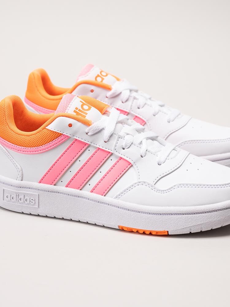 Adidas - Hoops 3.0 K - Vita sneakers med neonrosa stripes