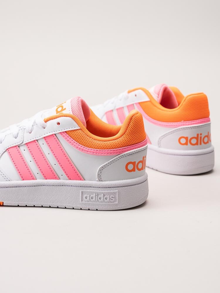 Adidas - Hoops 3.0 K - Vita sneakers med neonrosa stripes