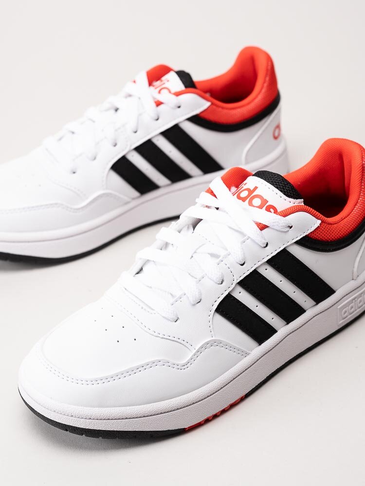 Adidas - Hoops 3.0 K - Vita sneakers med orange detaljer