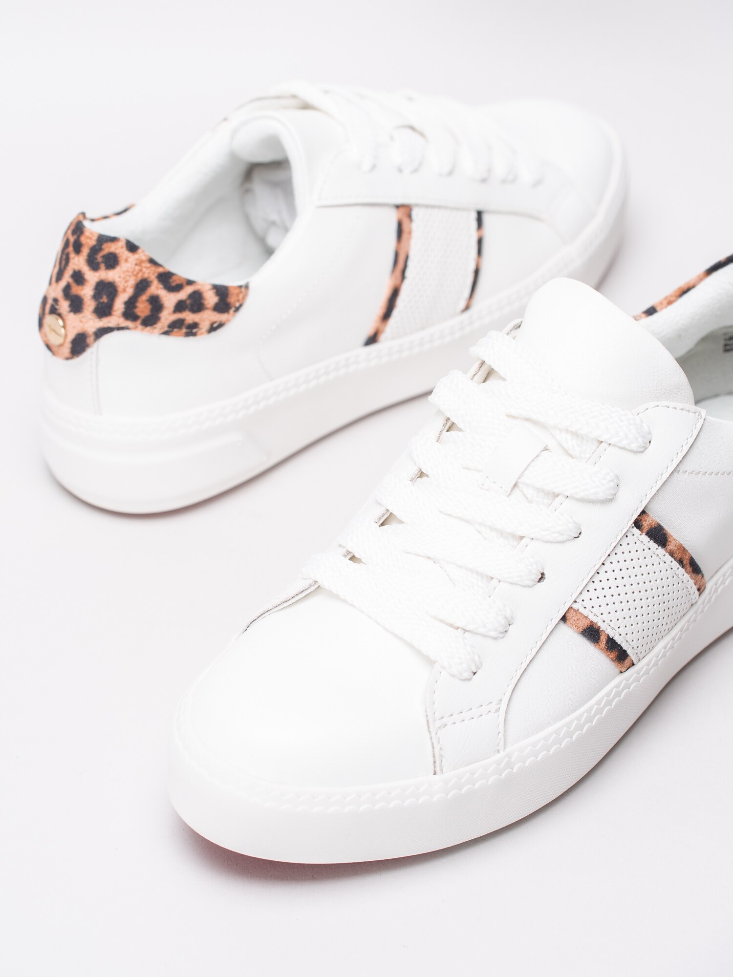 57191095 Tamaris 1-23790-32-158 vita sneakers med leopard detaljer-6