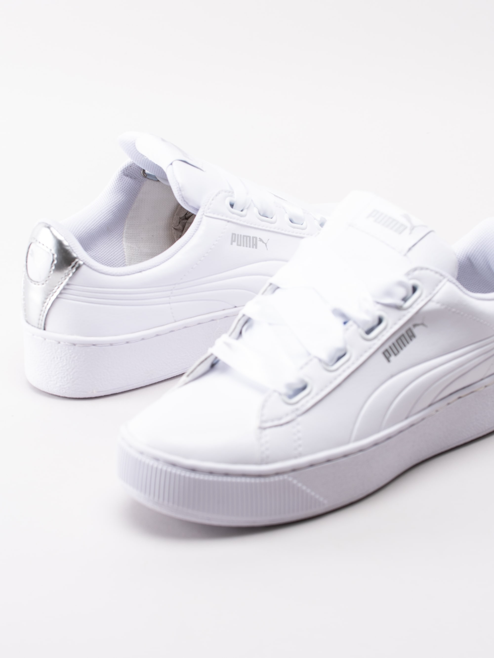 57191110 Puma Vikky Platform Ribbon 367816-001 vita sneakers med satinband-6