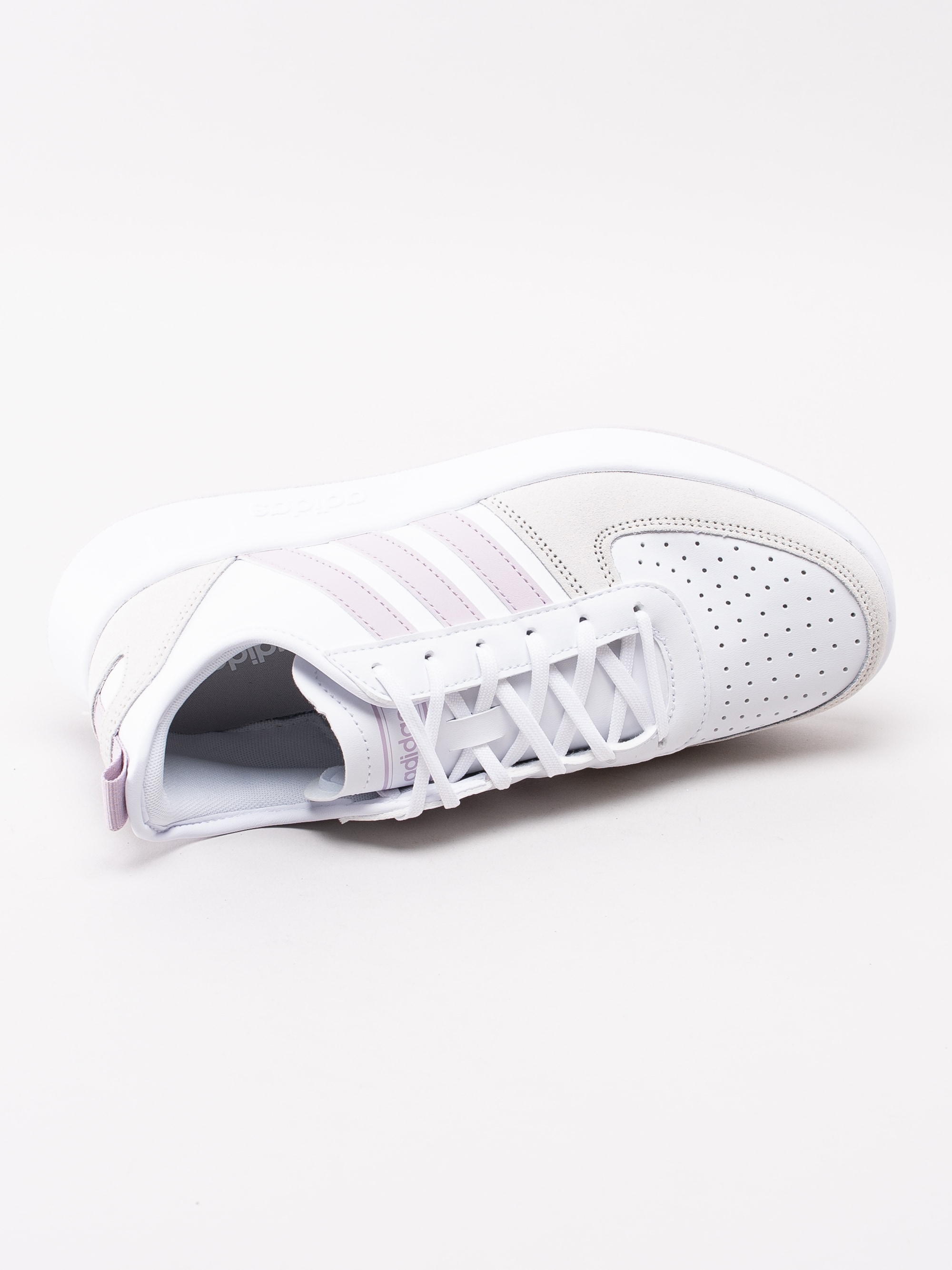57193008 Adidas Court 80s EE9832 vita retros sneakers med lila detaljer-4