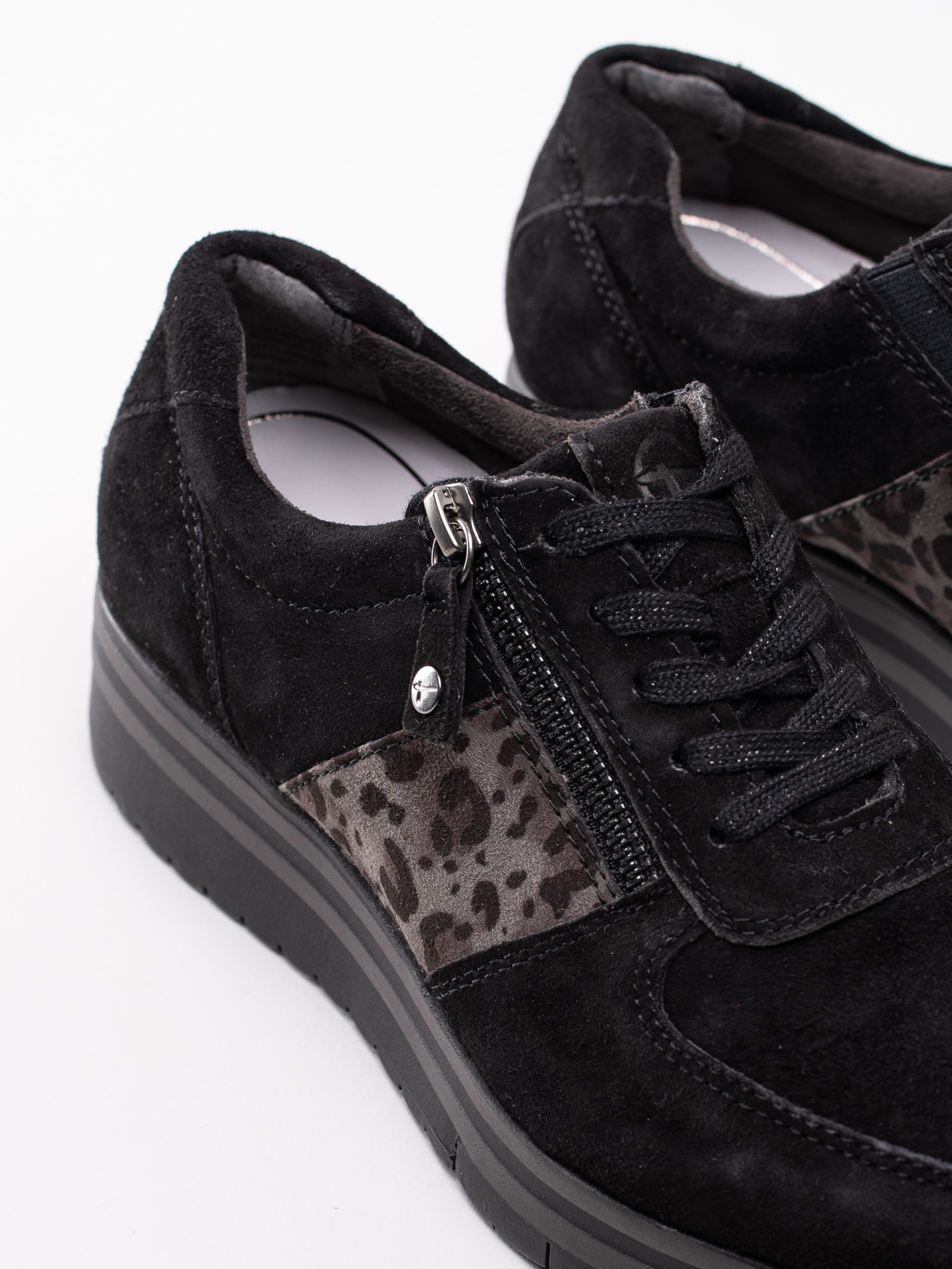 57193023 Tamaris 1-23749-33-092 svarta platå sneakers med leopard detalj-7