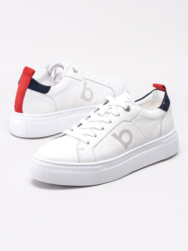 57201035 Bugatti 411-88301-1034 Vita platåsneakers med röda och blå detaljer-6