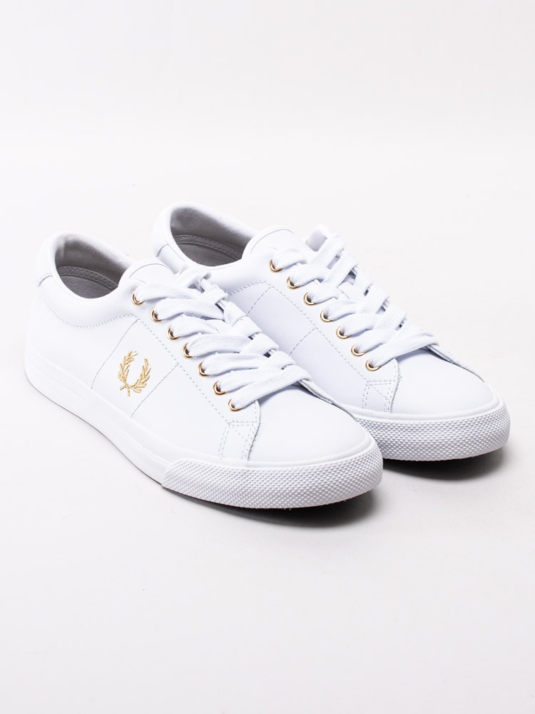 57201056 Fred Perry Underspin Leather B8288-100 Vita sneakers med guldbroderad logotyp-3