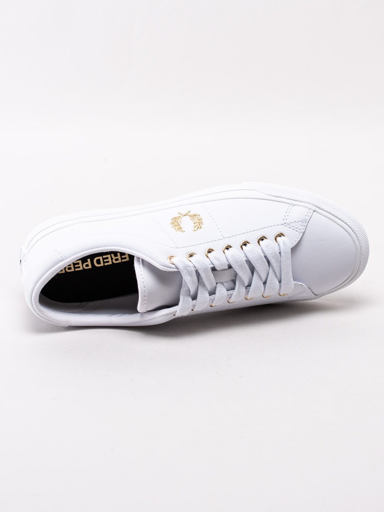 57201056 Fred Perry Underspin Leather B8288-100 Vita sneakers med guldbroderad logotyp-4