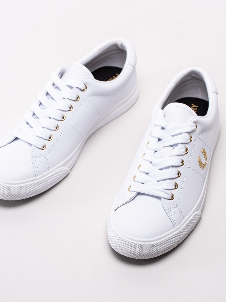 57201056 Fred Perry Underspin Leather B8288-100 Vita sneakers med guldbroderad logotyp-6