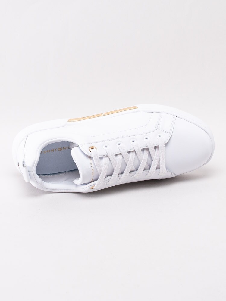 57201104 Tommy Hilfiger Branded Outsole Metallic Sneaker FW04707-YBS Vita sneakers med gulddetaljer-4