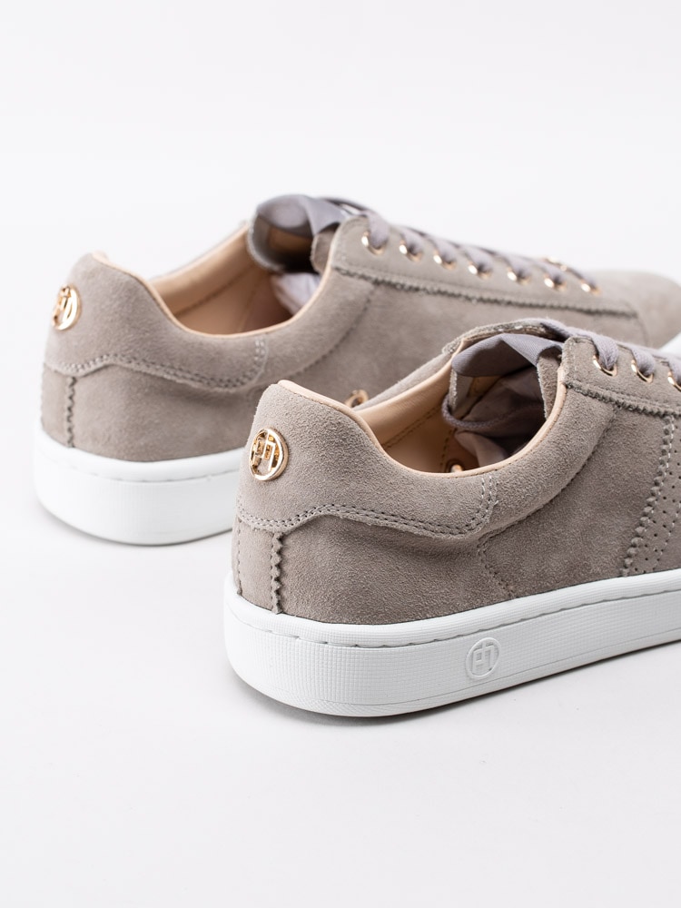 57201141 Philip Hog Serena Cloud Beige sneakers i mocka med smyckeslogga-7