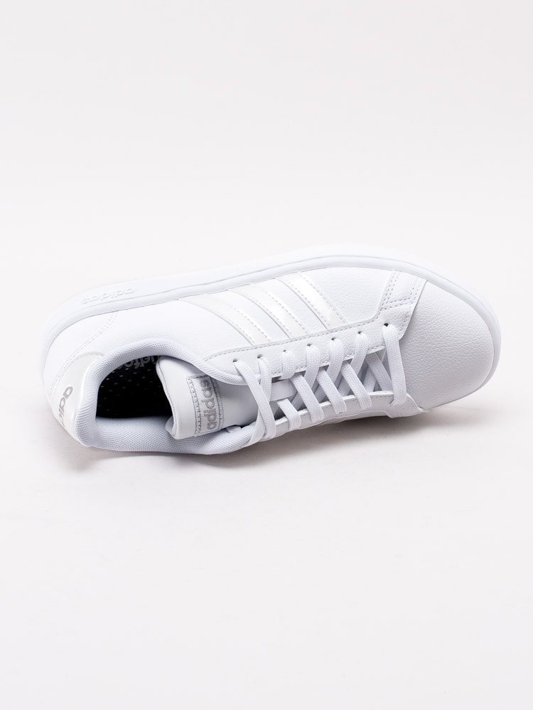 57203003 Adidas Grand Court EE8172 vita sneakers med lackade stripes-4