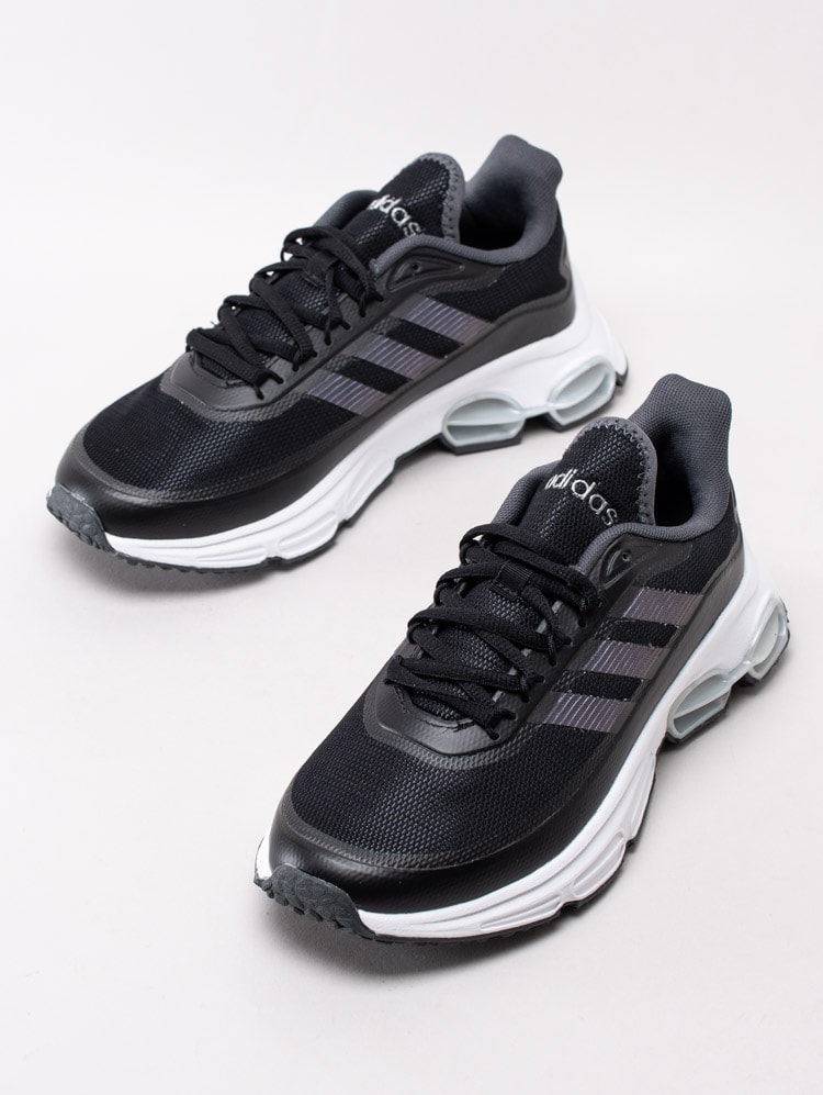 57203009 Adidas Quadcube FW3343 Svarta sneakers med gråa stripes och vit sula-6