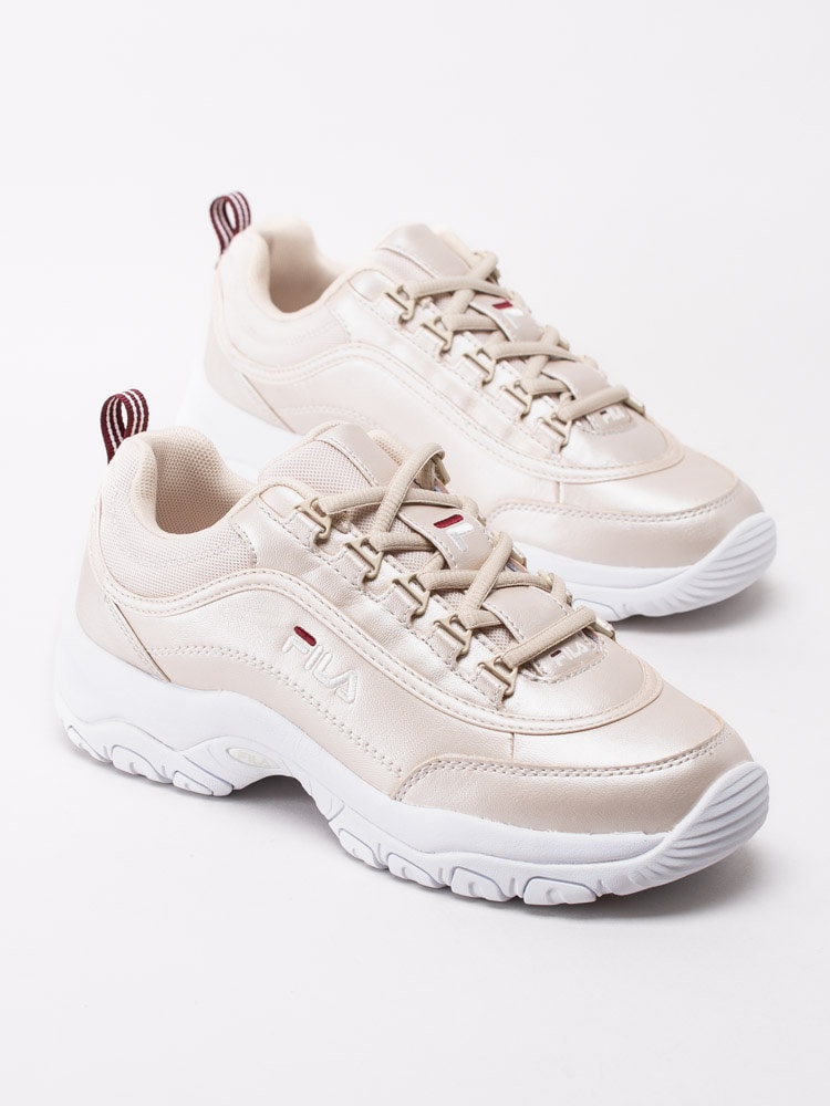 57203058 FILA Strada Low 1010891-13X Champagnefärgade sneakers med vit sula-4