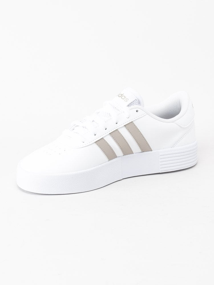 Adidas - Court Bold - Vita sneakers med gulddetaljer