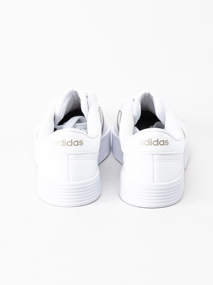 Adidas - Court Bold - Vita sneakers med gulddetaljer