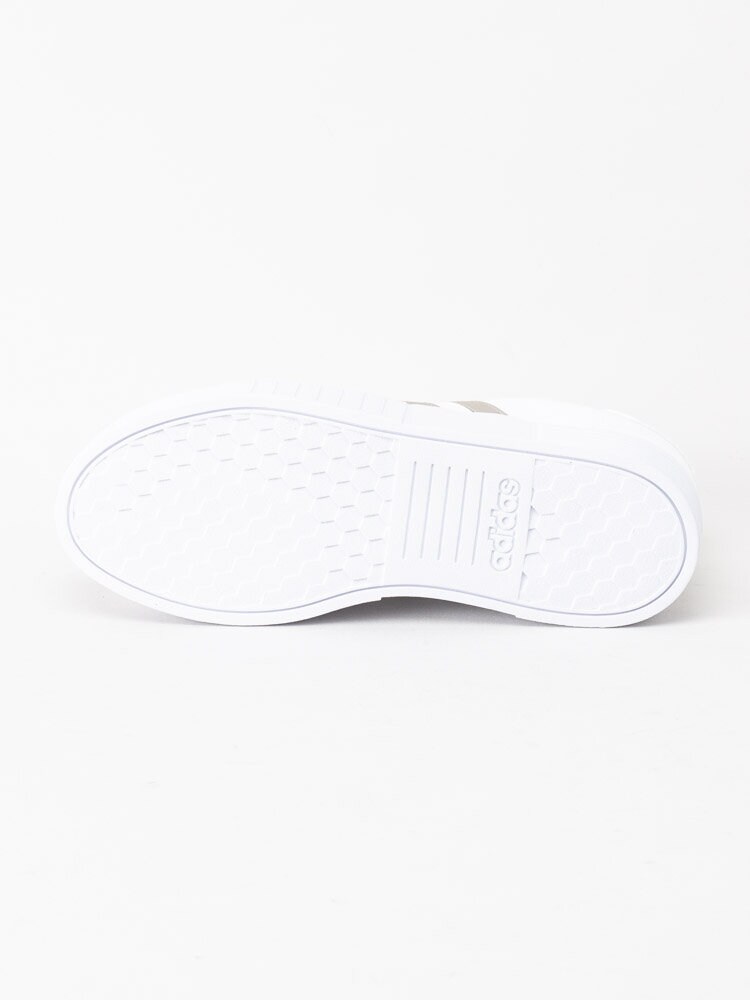Adidas - Court Bold - Vita sneakers med gulddetaljer