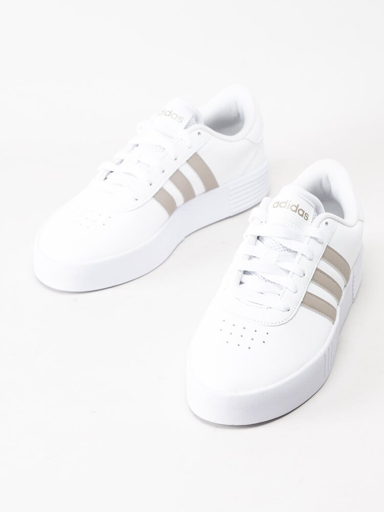 Adidas - Court Bold - Vita sneakers med gulddetaljer