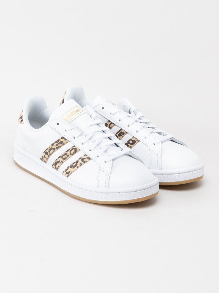 Adidas - Grand Court - Vita sneakers med leopardmönstrade stripes