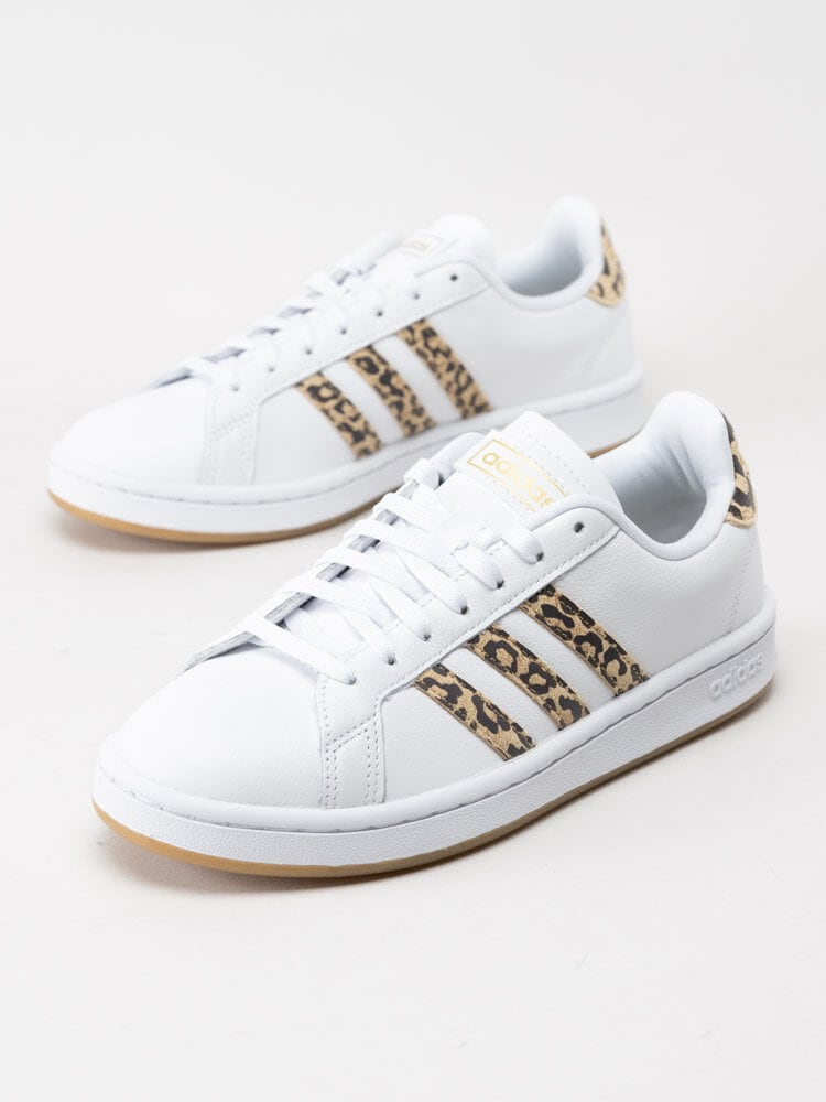 Adidas - Grand Court - Vita sneakers med leopardmönstrade stripes