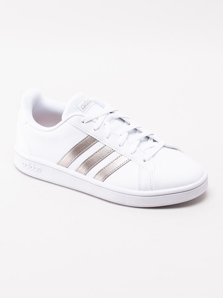 Adidas - Grand Court Base - Vita sneakers med bronsfärgade ränder