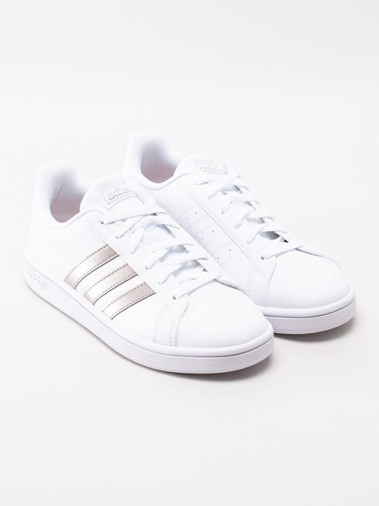 Adidas - Grand Court Base - Vita sneakers med bronsfärgade ränder