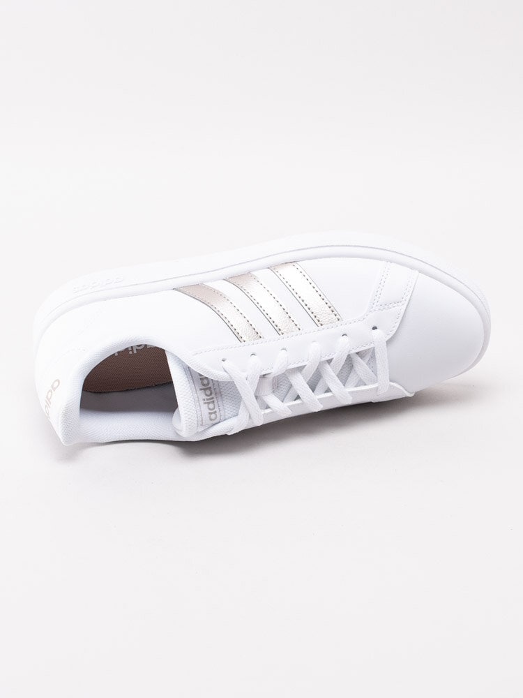 Adidas - Grand Court Base - Vita sneakers med bronsfärgade ränder