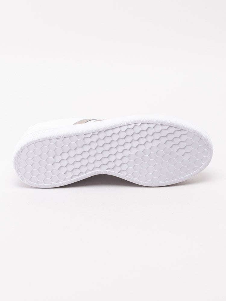 Adidas - Grand Court Base - Vita sneakers med bronsfärgade ränder