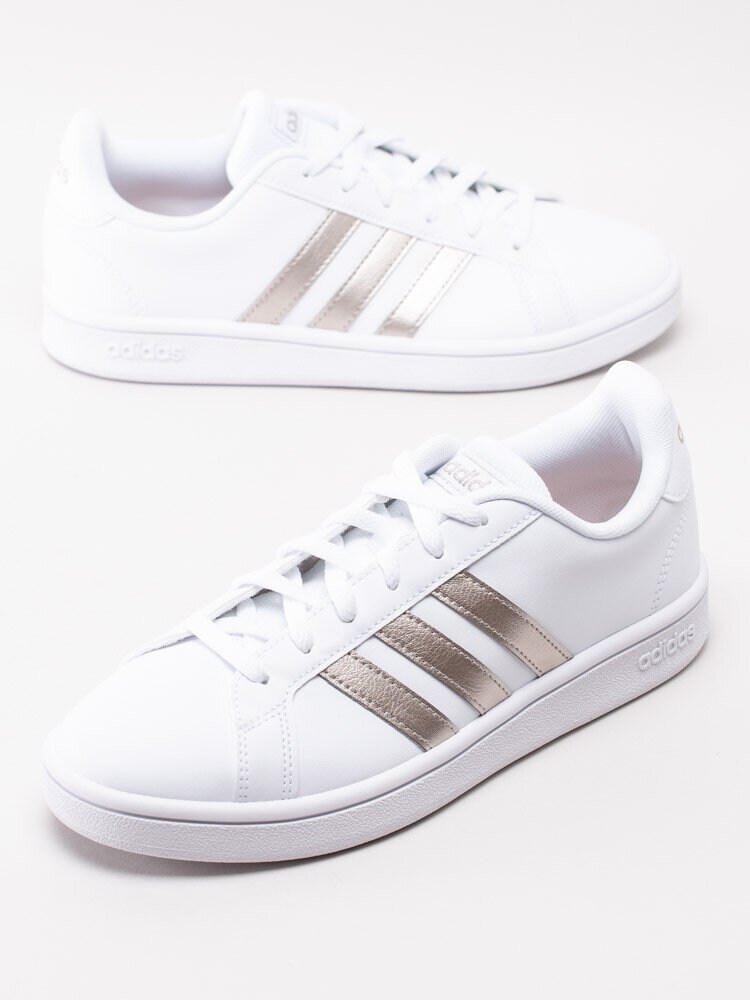 Adidas - Grand Court Base - Vita sneakers med bronsfärgade ränder