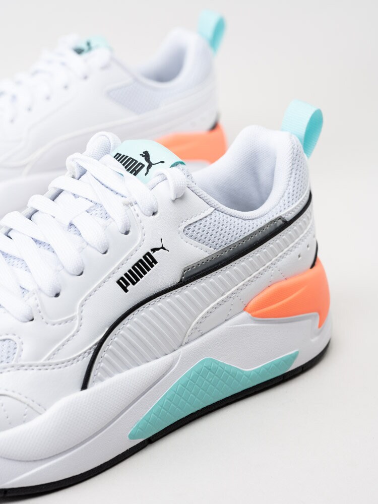 Puma - X-Ray 2 Square - Vita chunky sneakers med turkosa och orange detaljer