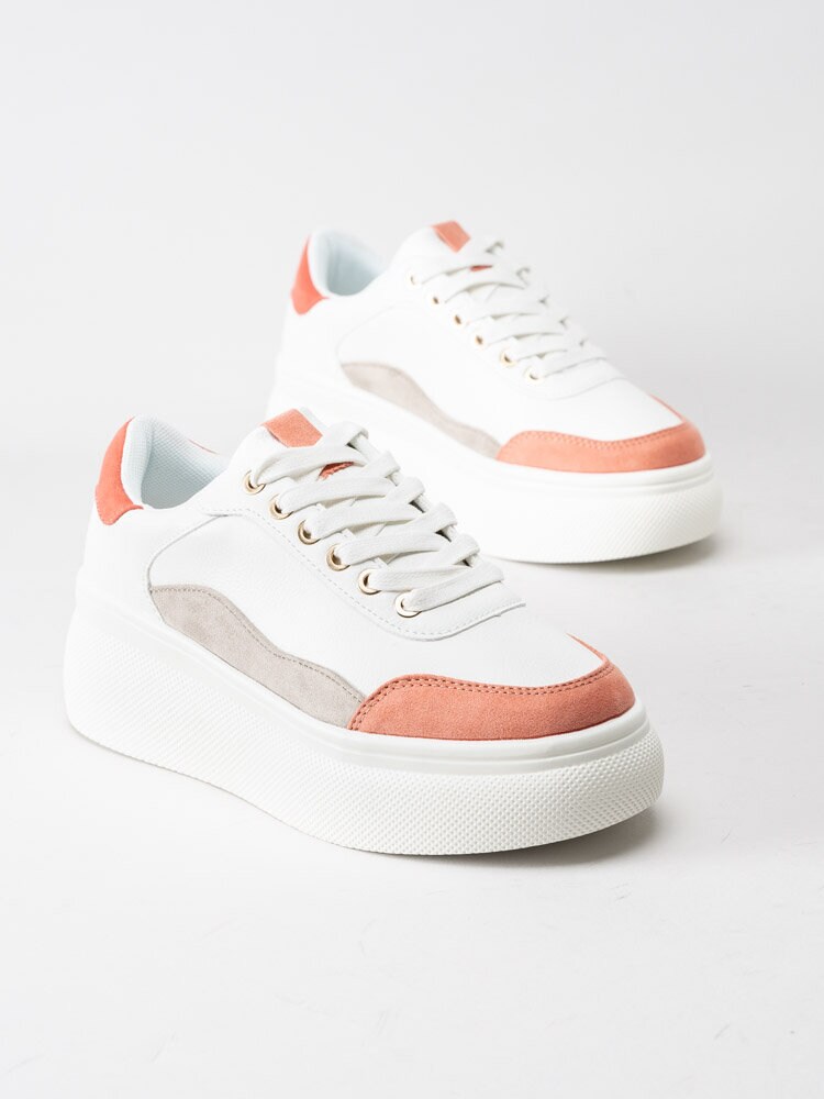 Duffy - Vita platåsneakers med korallfärgade detaljer