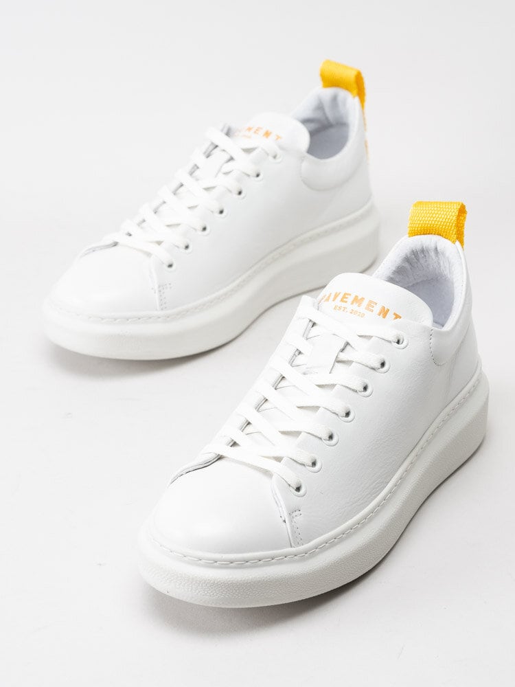 Pavement - Dee Color - Vita platåsneakers med gula detaljer
