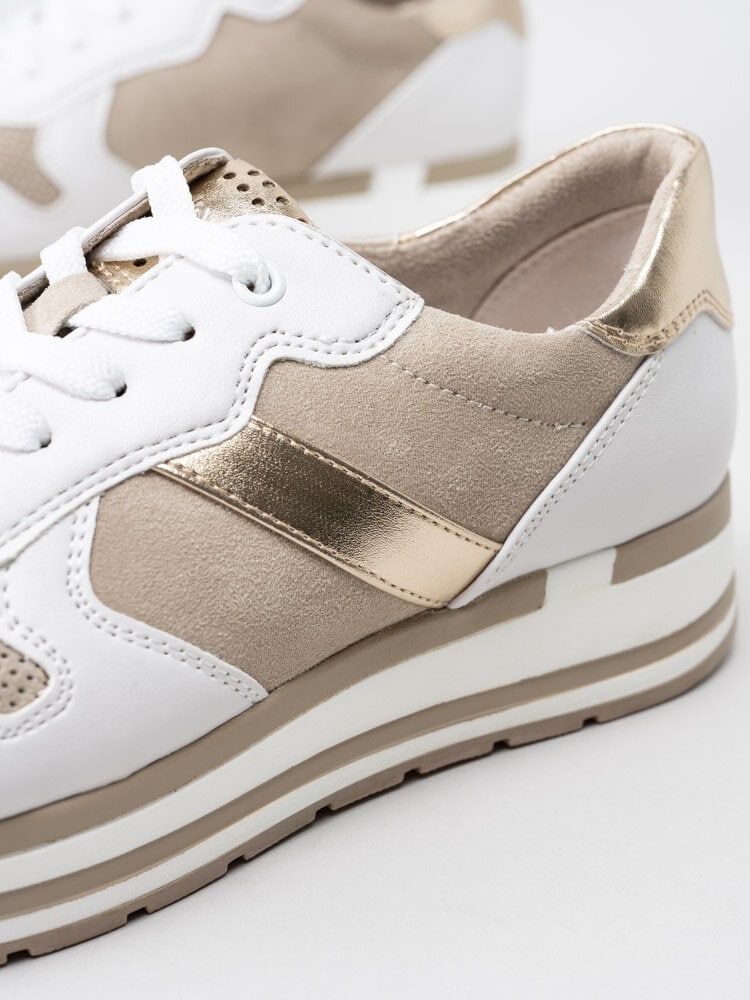 Marco Tozzi - Vita sneakers med platå och gulddetaljer