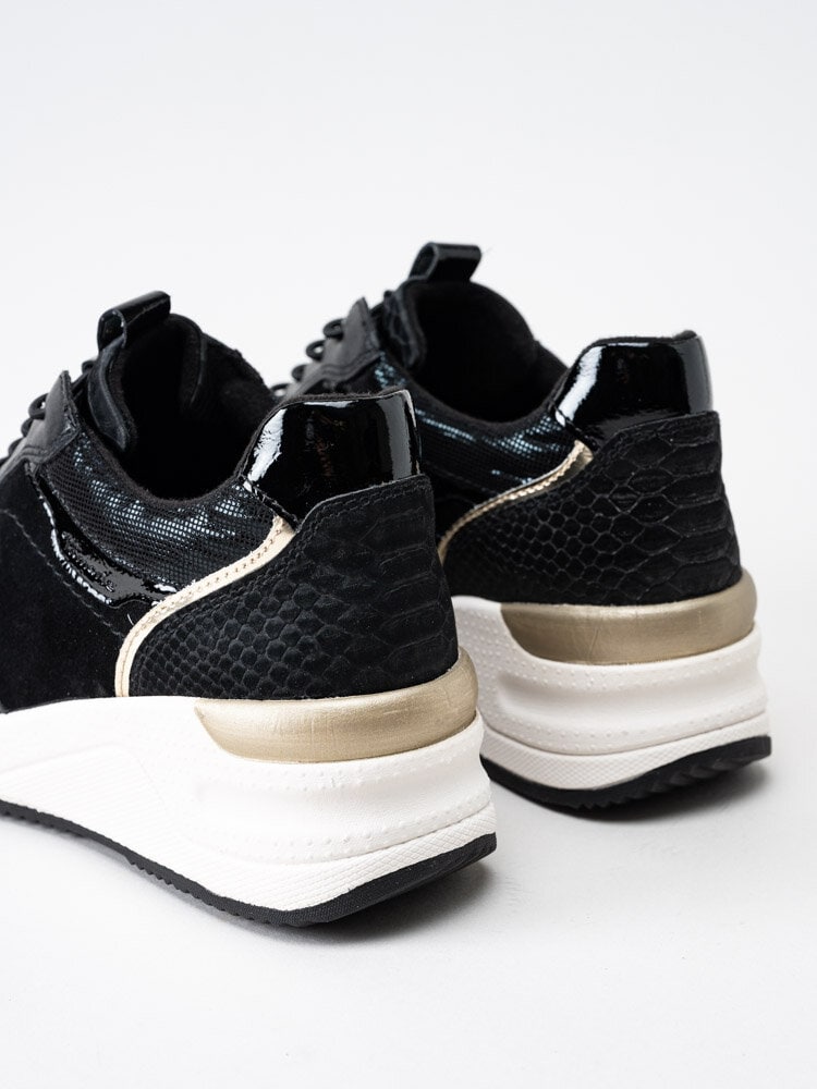 Tamaris - Svarta sneakers i skinn med guldiga detaljer