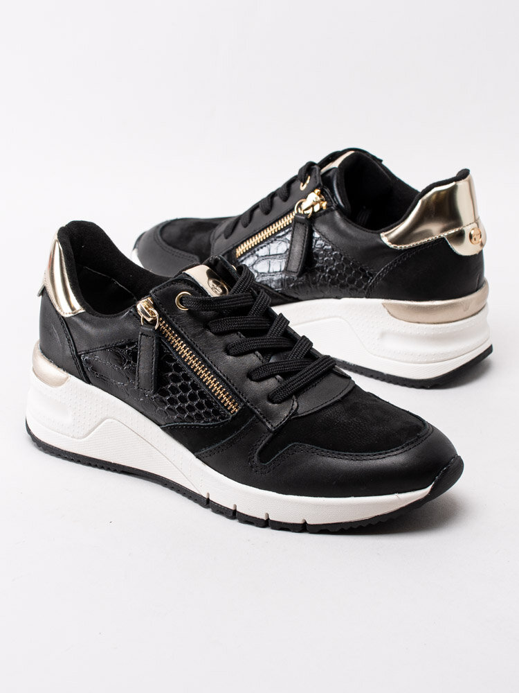 Tamaris - Svarta och vita mockasneakers med gulddetaljer