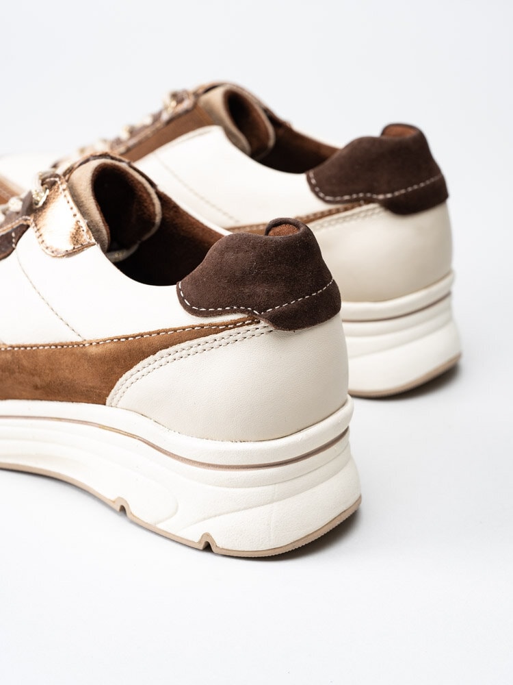 Tamaris - Ljusbige sneakers med bruna partier
