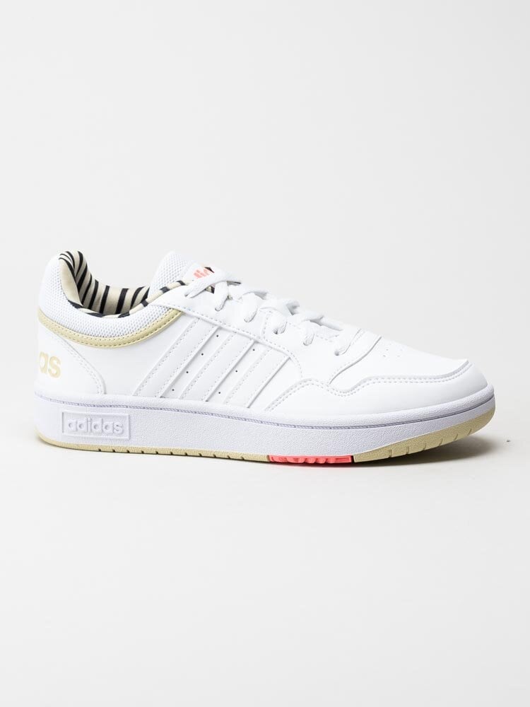 Adidas - Hoops 3.0 - Vita sneakers med gulddetaljer